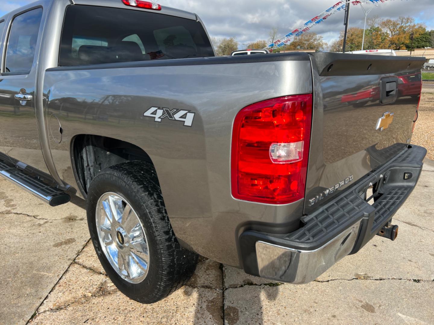 2013 Gray /Black Chevrolet Silverado 1500 LT (3GCPKSE70DG) with an 5.3L V8 engine, 6-Speed Automatic transmission, located at 4520 Airline Hwy, Baton Rouge, LA, 70805, (225) 357-1497, 30.509325, -91.145432 - 2013 Chevy Silverado Crew Cab 4X4 5.3 V8 Gas, 160K Miles, Power Windows, Locks & Mirrors, Spray In Bedliner, Tow Pkg. NO IN HOUSE FINANCING. FOR INFO PLEASE CONTACT JEFF AT 225 357-1497 CHECK OUT OUR A+ RATING WITH THE BETTER BUSINESS BUREAU WE HAVE BEEN A FAMILY OWNED AND OPERATED BUSINESS AT THE - Photo#7